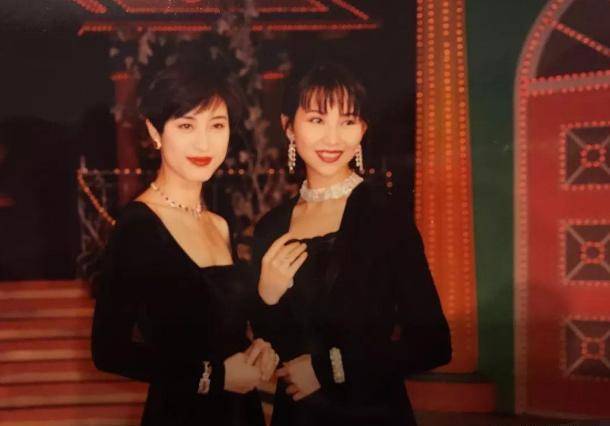 53岁陈法蓉穿着朴素,素颜冻龄,单身拉蔡少芬旅游不怕张晋吃醋