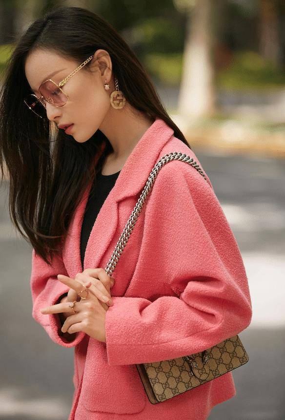 倪妮为gucci拍摄写真,大胆挑战粉色系套装,全身都是潮点