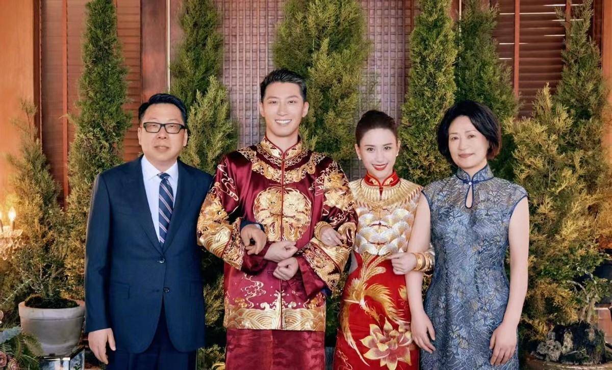 窦骁妈妈参加儿子婚礼也太惊艳了!穿旗袍气质封神,比新娘子都美