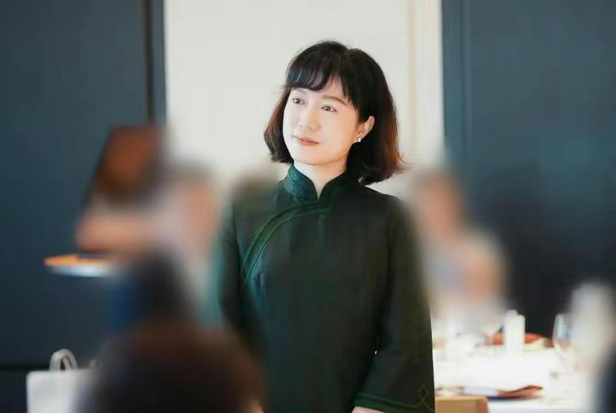 47岁翁帆近照曝光,气质温婉有贵妇范,独自出行终于不故意扮老了