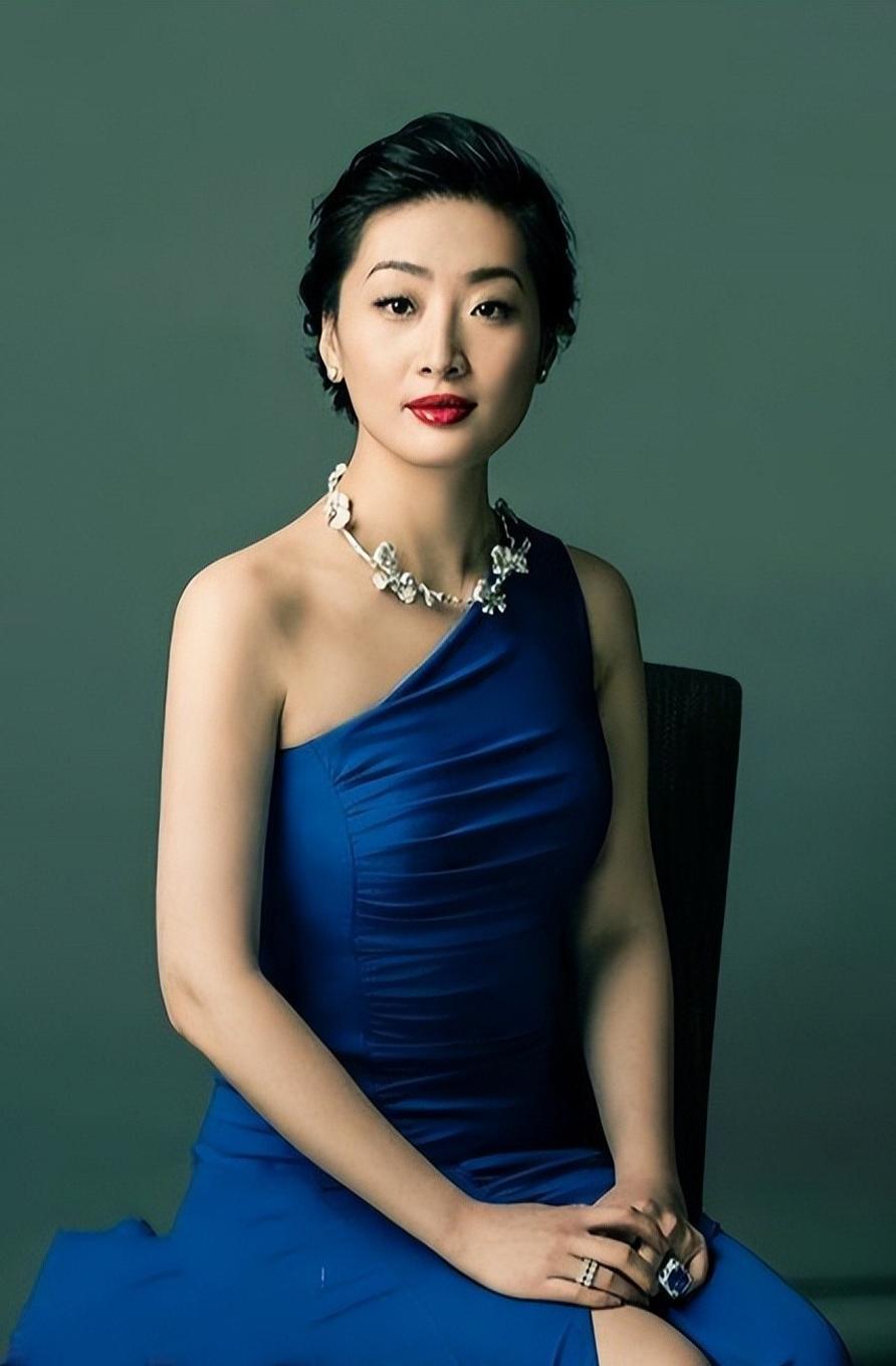 看了宗馥莉的打扮,我悟了:裙不配丝袜,不披金挂银,高级有气质