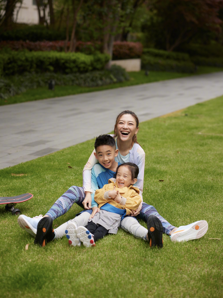 应采儿六一晒全家福,穿泳装秀美腿,jasper牵手弟弟玩水长相不同