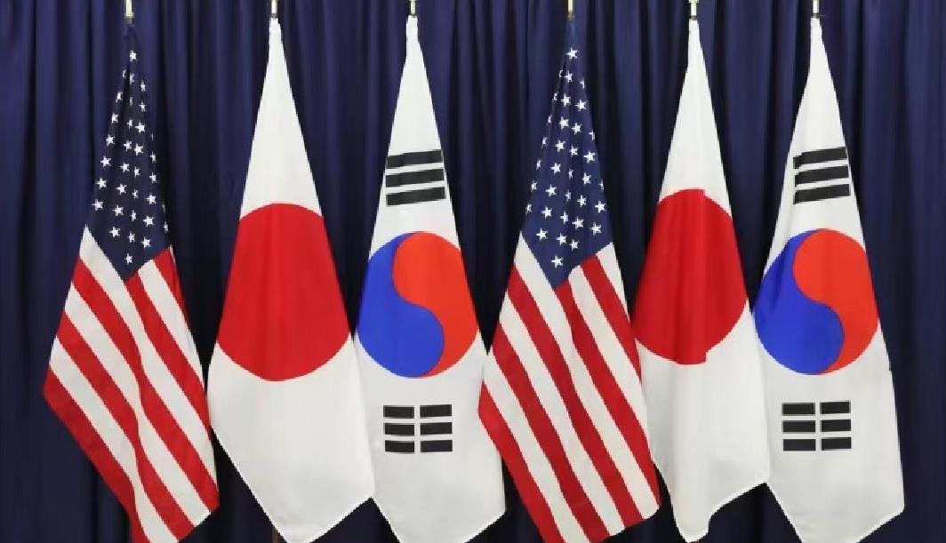 笔者认为,这不可小觑,一旦美韩美日军事同盟合体,那么,美日韩三角关系