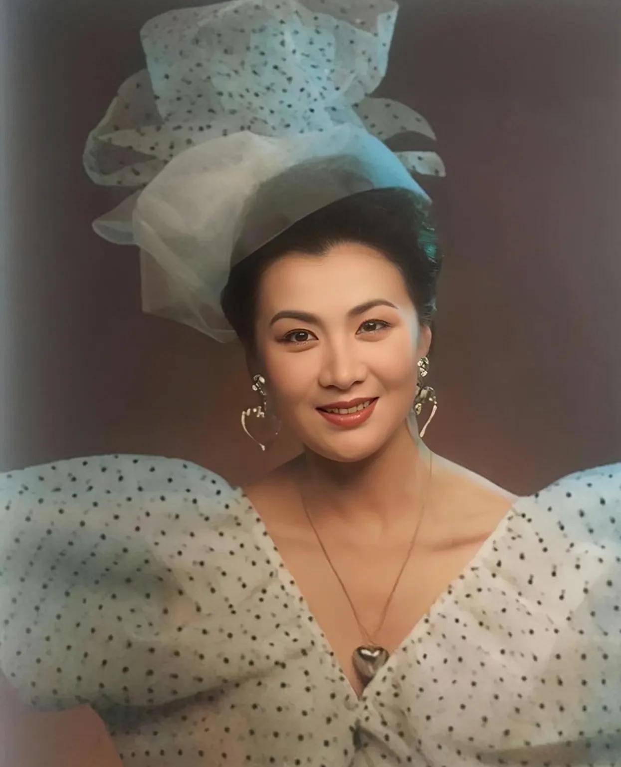 这是父母对她的期望,毕竟当老师既稳定还有不低的收入,但李媛媛心有不