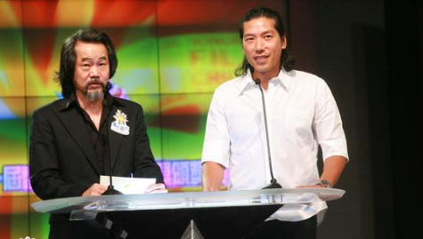 吴镇宇与儿子曝合照,60岁张耀扬意外出镜,满头白发身材堪比费翔