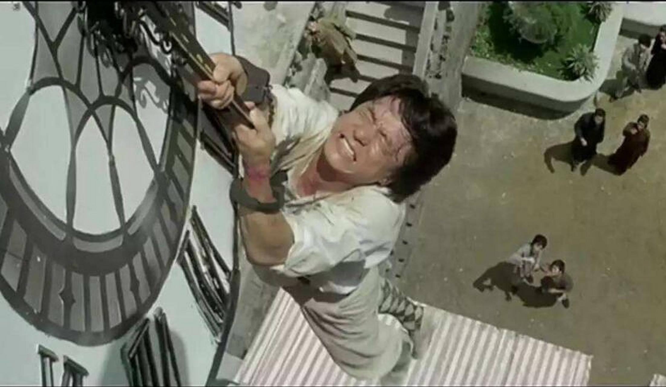 在拍摄电影《a计划》时,成龙为了使拍摄效果更加逼真,毫不犹豫的从15