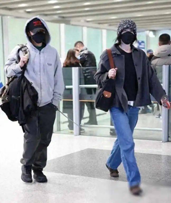 54岁王菲被爱滋润成少女!跟谢霆锋机场撒娇,同款包包卖断货超牛