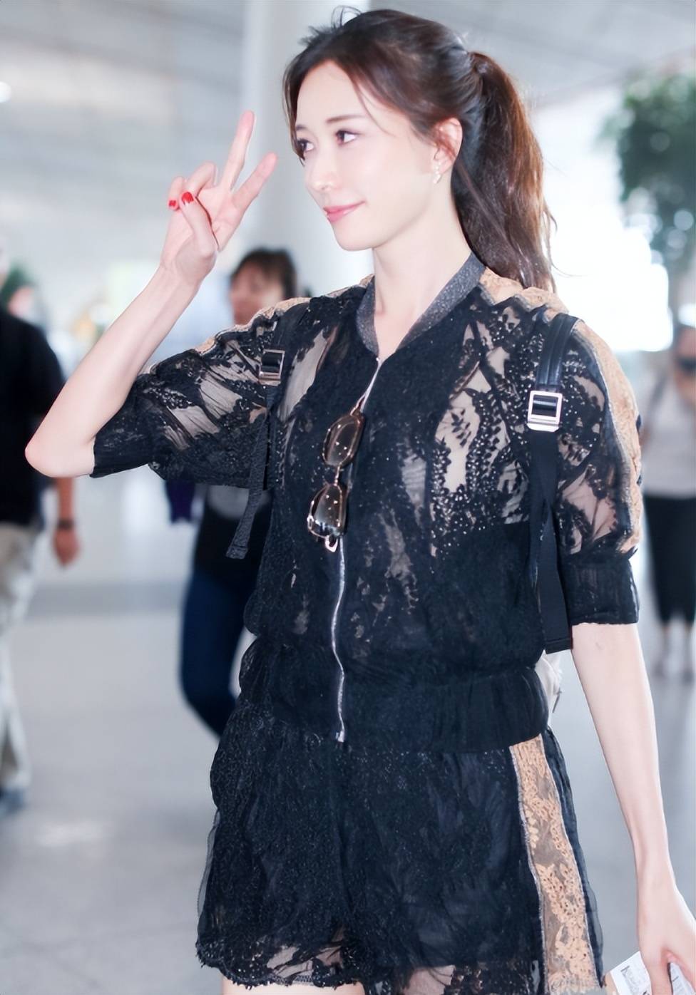 林志玲49岁又怎样?穿衬衫 牛仔裤时髦又减龄,好气质不惧时间