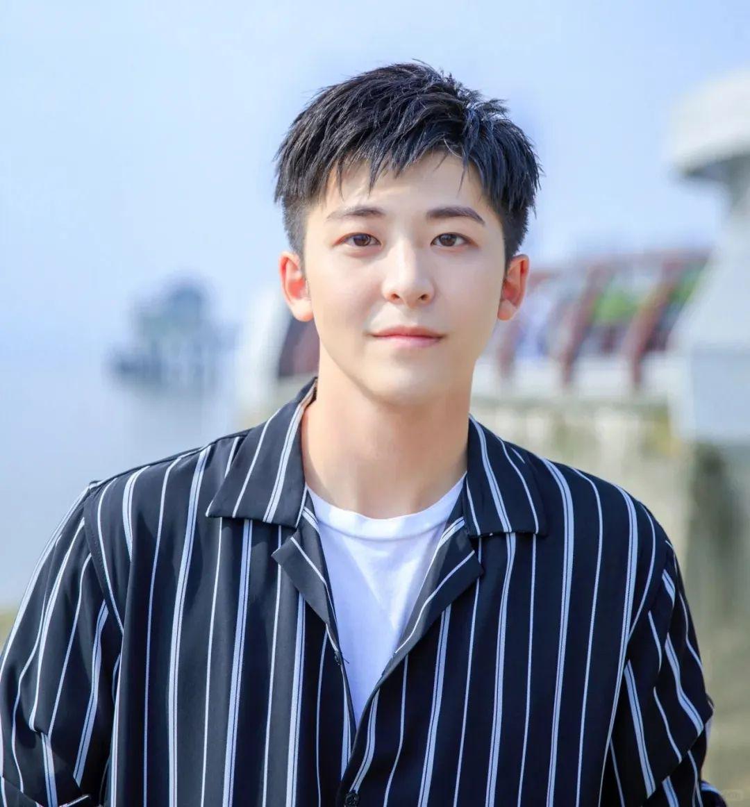 建议"头发粗硬"的男生,剪这3款发型,干净利落硬朗帅气!