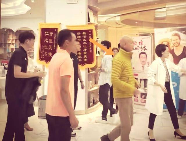 77岁罗家英现身医院，手拿病历单眉头紧皱，两度抗癌身体状态差(图2)