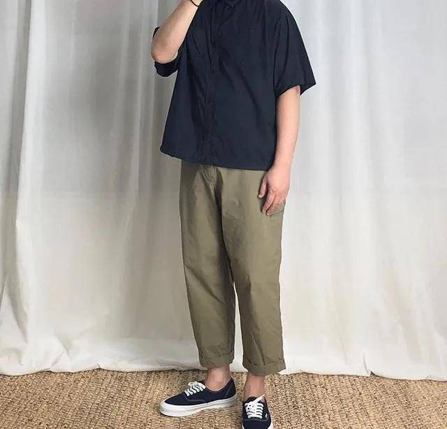 另外全身的搭配还有一个重点:那就是内搭塞进裤腰里.