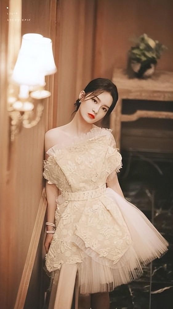 没想到,2023年8月刚开始,32岁李沁就以这样的方式,败光观众缘 没想到,2023年8月刚开始,32岁李沁就以这样的方式,败光观众缘