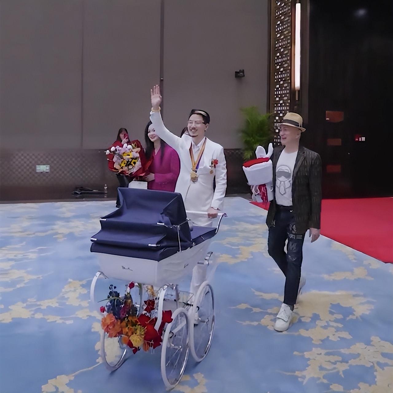 国岳夫妇太豪横!满月女儿坐英国王妃同款婴儿车,礼金188万起步