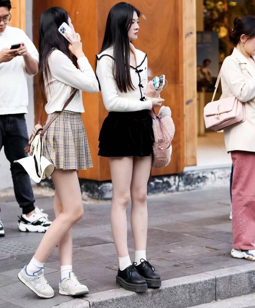 想要真正打造出时髦高级的街拍风格,还需要在细节上下功夫.