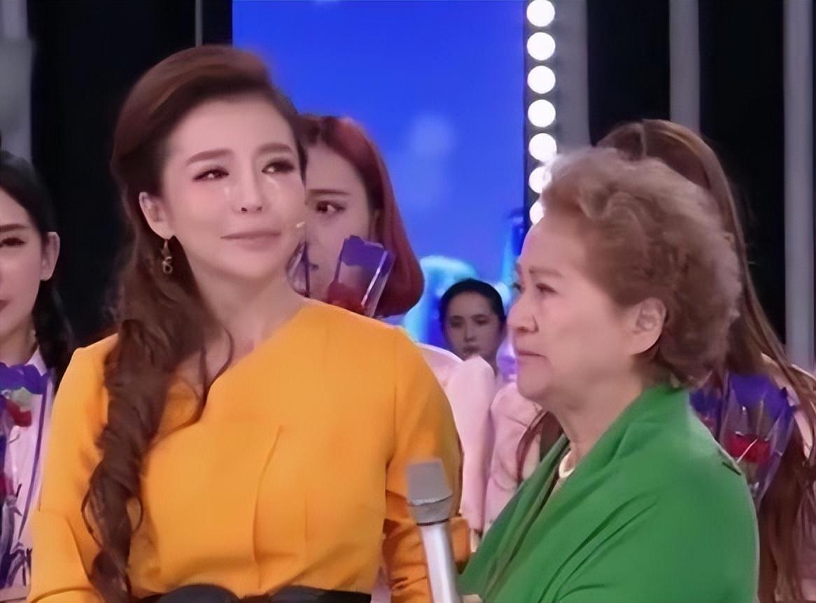 "央视一姐"朱迅的落寞,是整个主持界的悲哀,让人痛惜不已