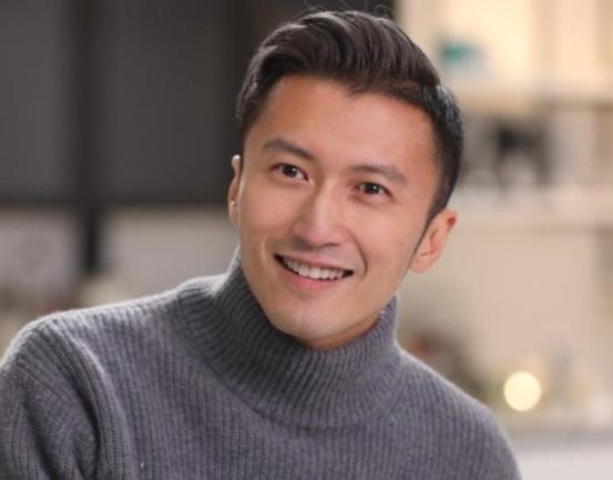 谢霆锋携16岁长子返港!与女粉亲密照曝光引争议,儿子推车似助理