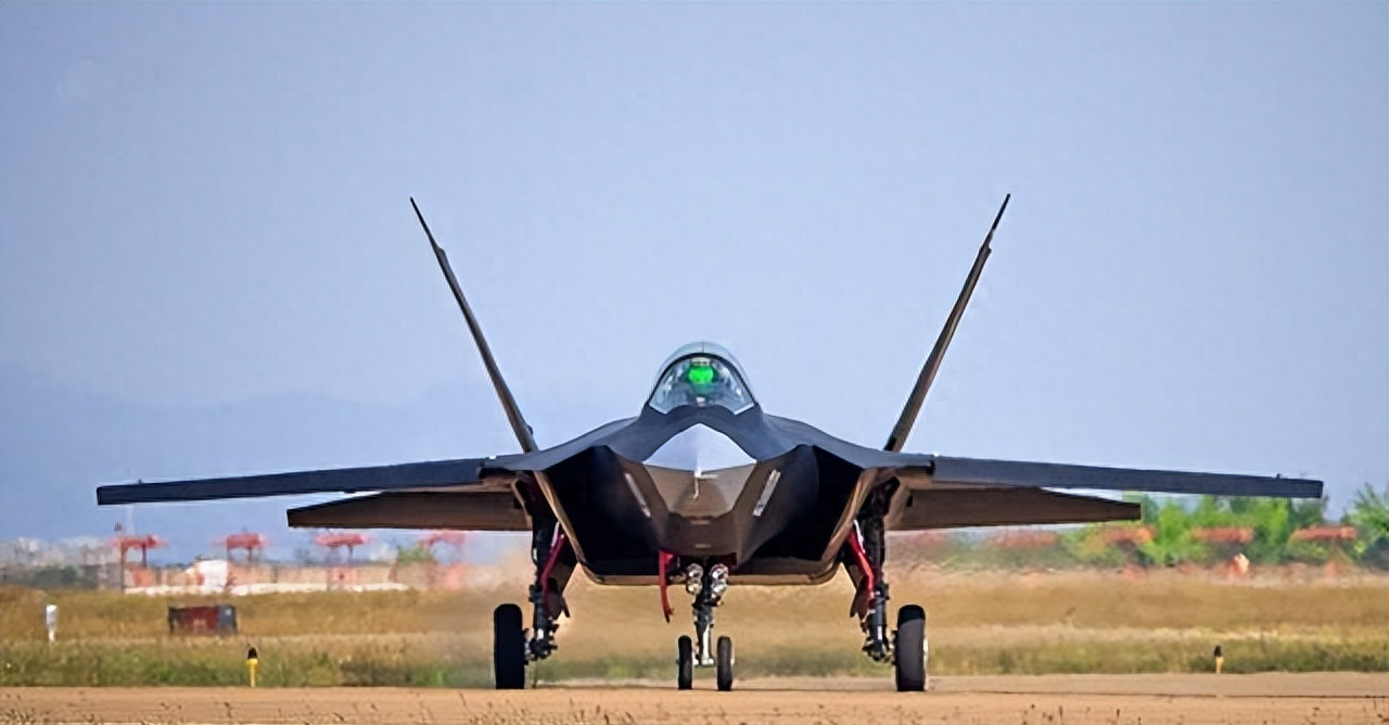 沈飞官宣歼31b,中国空军再多一款隐身战机,携弹量超美军f-35