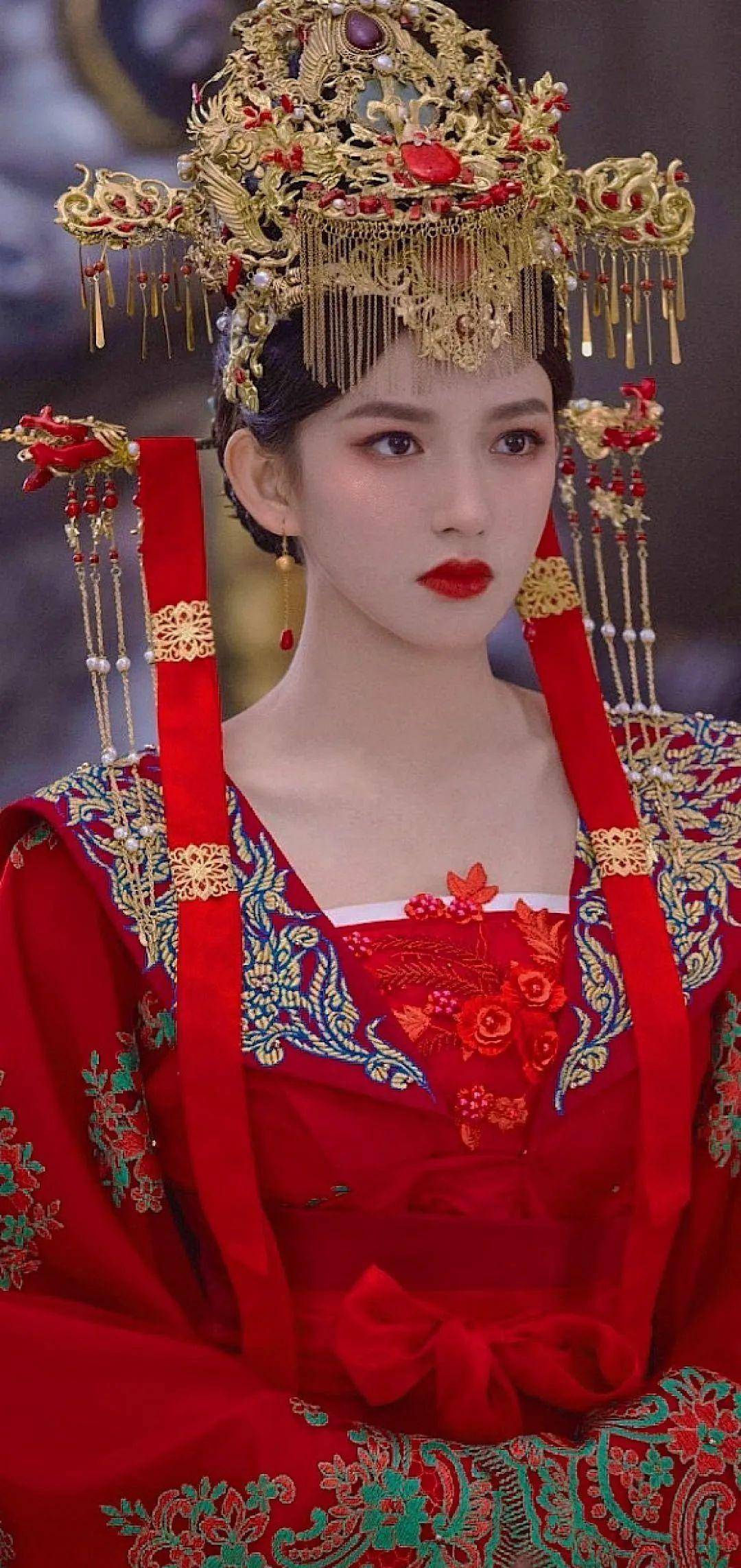 程潇在社交媒体上分享泳装照,曲线美堪称世界芭比