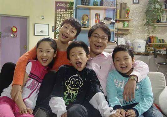 《女生日记》,改编自杨红樱的同名小说,以前只知道这部电影里有何炅演