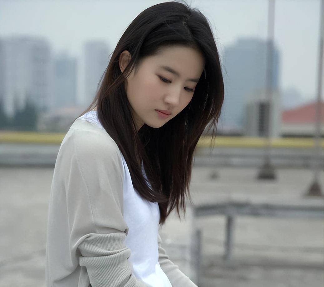 同年五月的某日,李亦菲接到一通试镜电话,是《金粉世家》剧组打来的