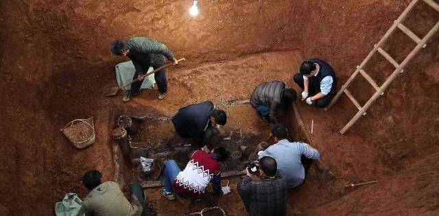 专家发掘千年古墓,一老农说:不要挖我家祖坟专家说"不行"