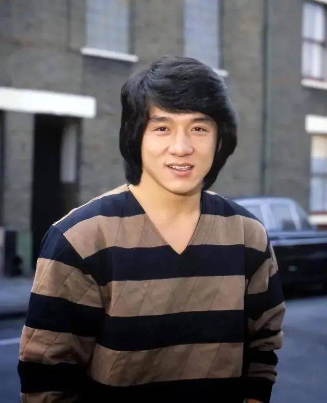 成龙身体亮红灯?满头白发衰老明显,走路踉跄直不起腰!