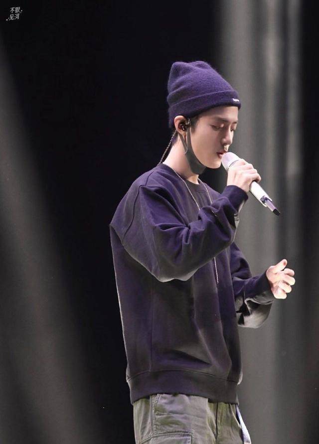 肖战唱歌凭天赋,继耳返后再让人心酸,未受训练生活习惯伤害自己