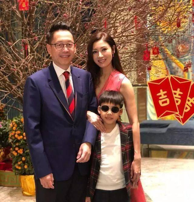 李嘉欣近照:涂大红唇颜值在线,这才是嫁入豪门最美好的样子