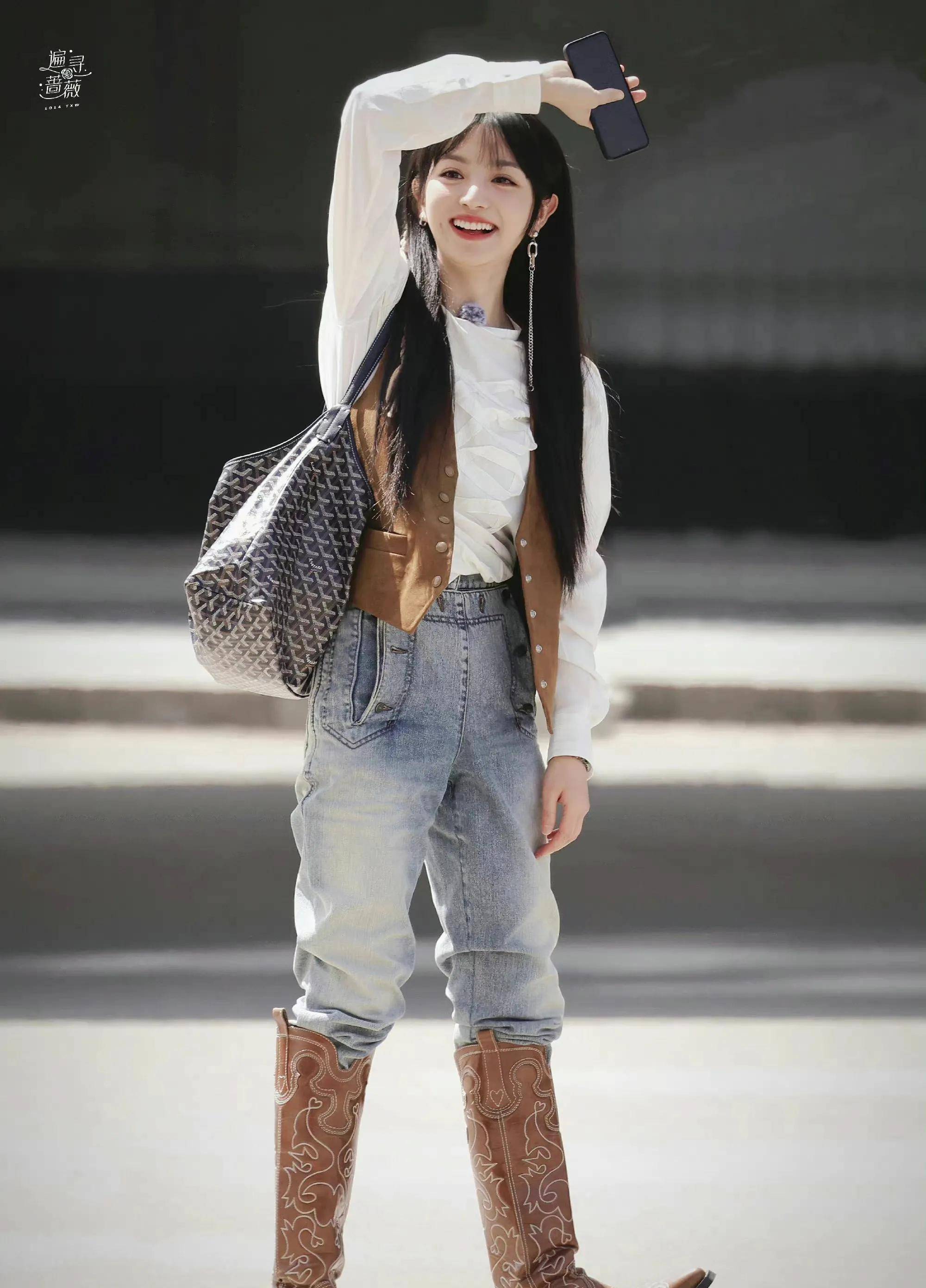 田曦薇现身路透综艺,一身牛仔背心配牛仔裤,是一个非常甜美酷酷的girl