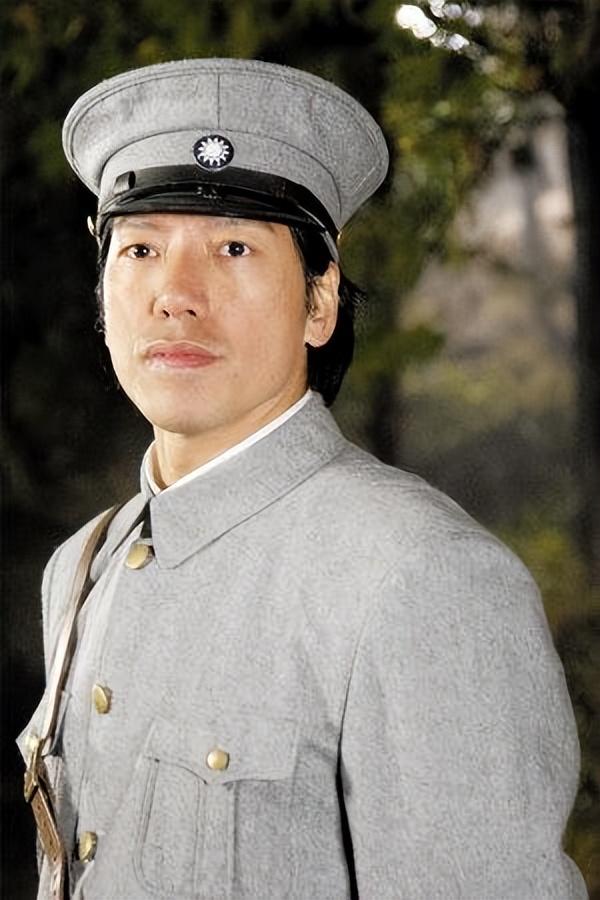 吴镇宇与儿子曝合照,60岁张耀扬意外出镜,满头白发身材堪比费翔