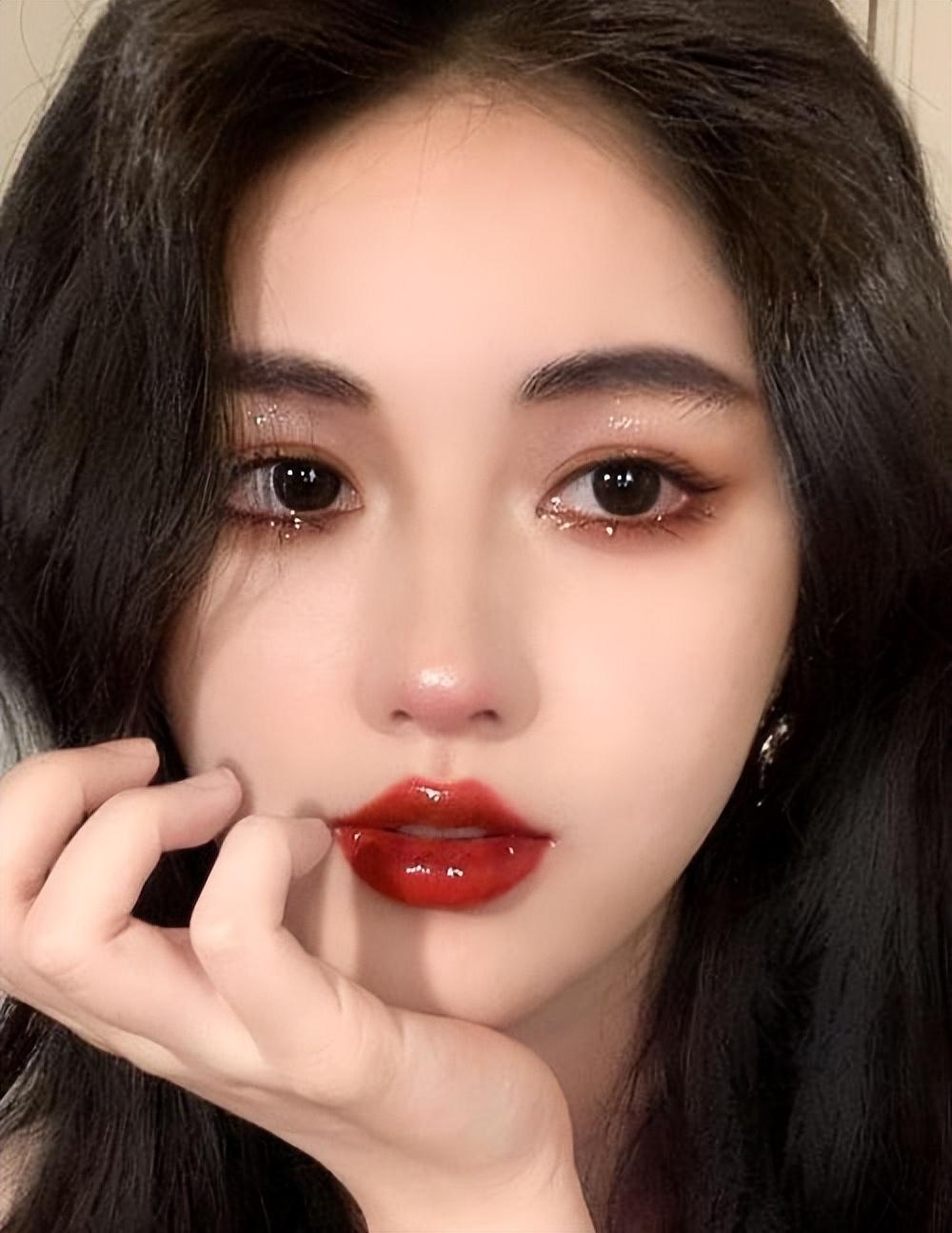 长期化浓妆的危害其实长期化妆并不可怕,可怕的是长期采用错误的方式