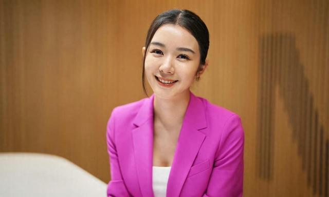 tvb港姐冠军麦明诗风光出嫁,在村里大摆宴席,好友撑场送祝福