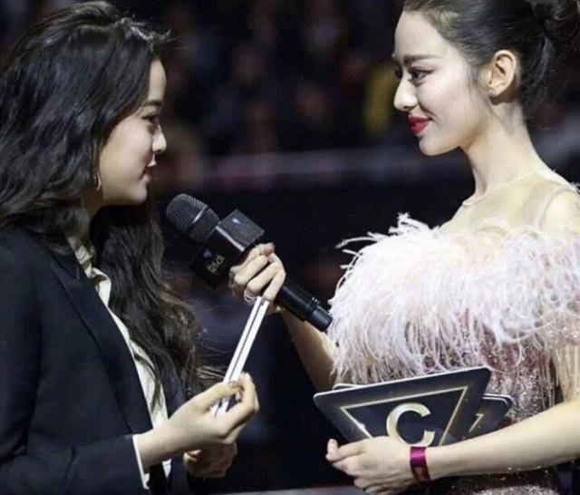 欧阳娜娜与浓颜系美女宁静站在一起时,画面也很不和谐,她的颜值瞬间被