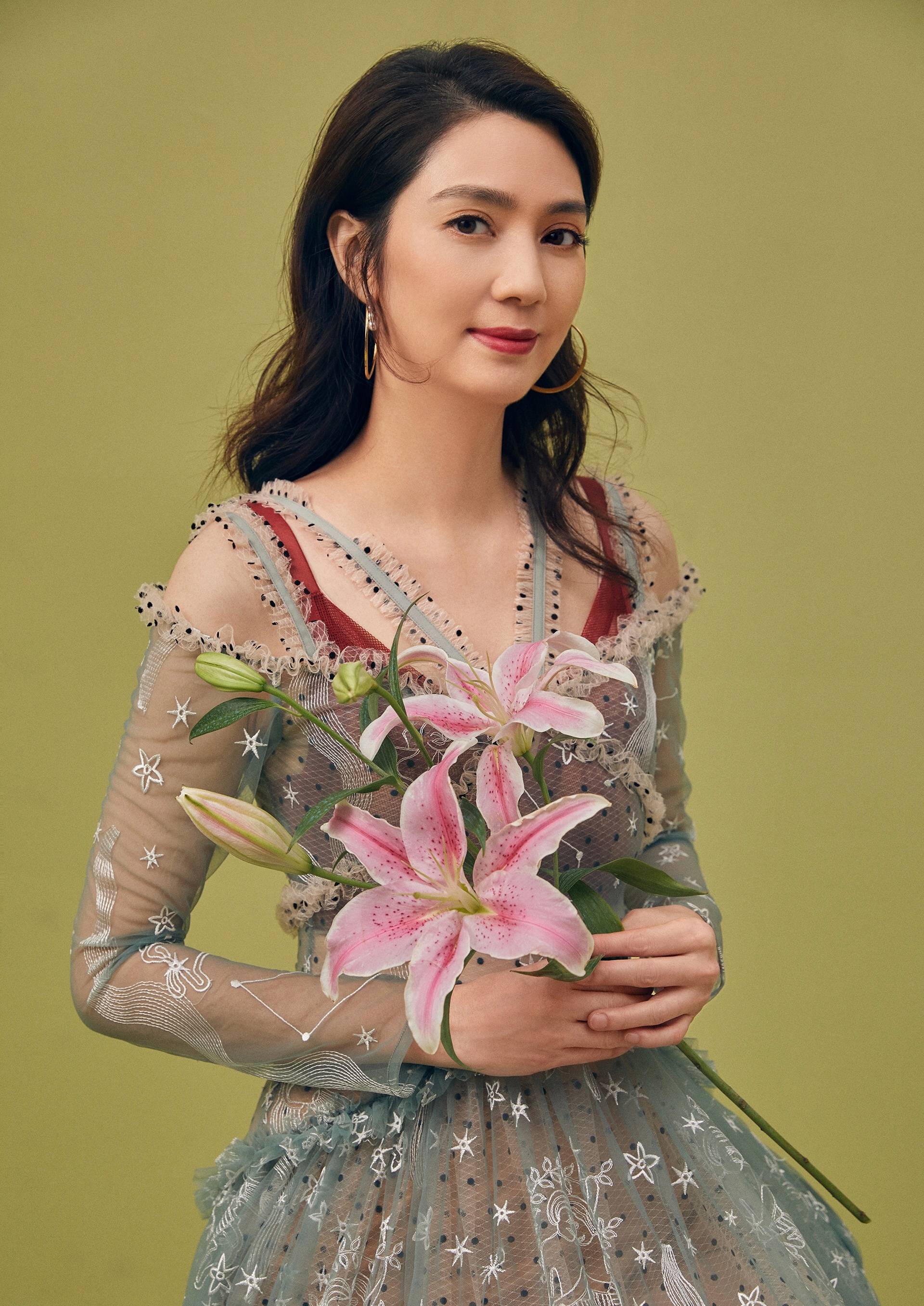 02千禧年初,见港圈已经没有自己的容身之处,洪欣选择来到内地发展.