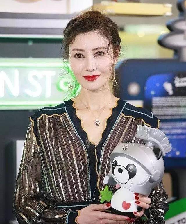 她跟老公结婚10周年快到了,李嘉欣表示希望丈夫继续保持现状就是最好