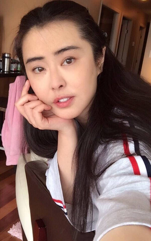 许久未露面的香港女星王祖贤通过社交账号晒出了生活照,镜头中,王祖贤