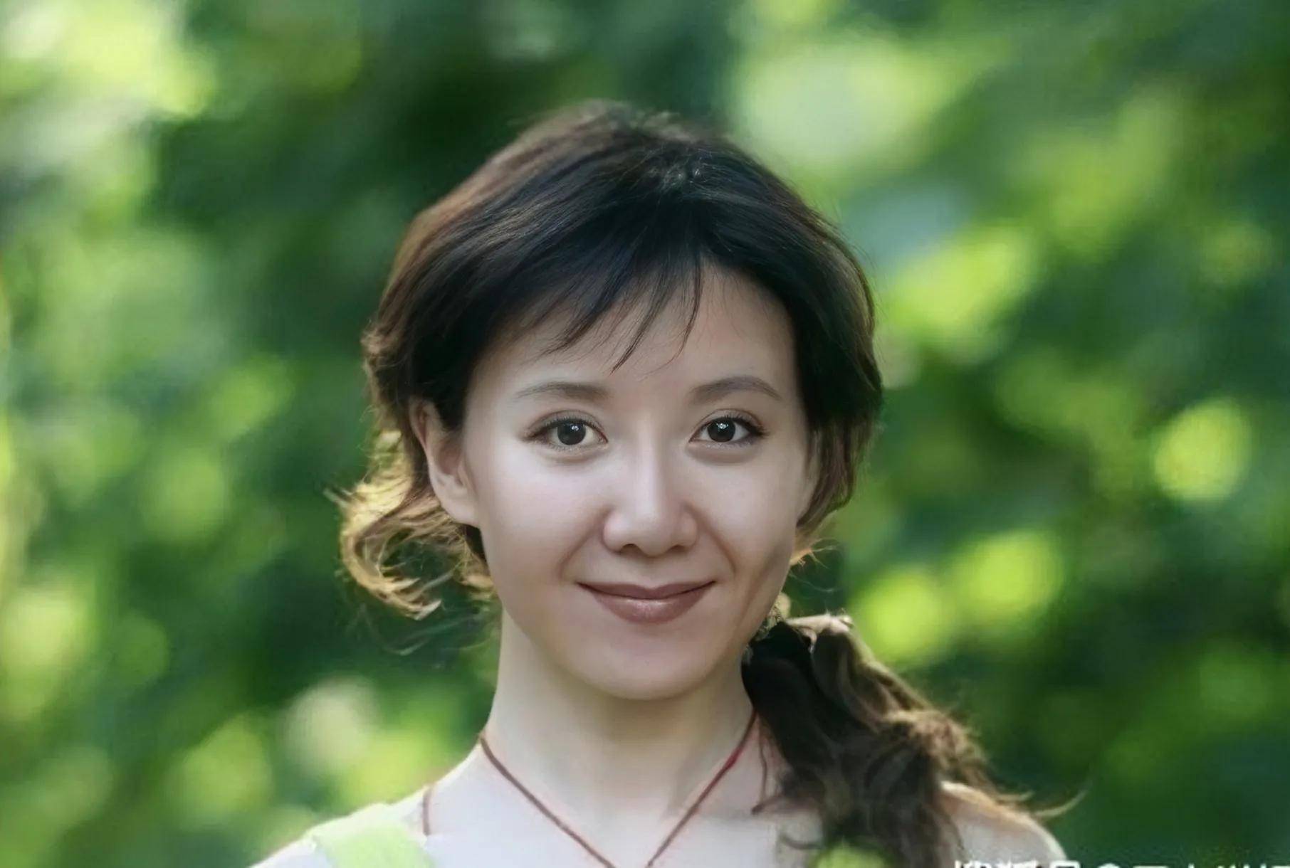 年轻的赵千姿更像是一朵"小白花",毫无攻击力的清新美人,漂亮灵动