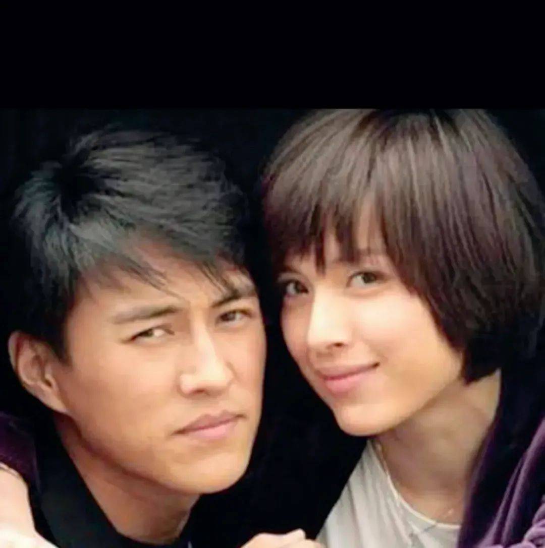 67靳东夫妻罕见同框,他人到中年依旧帅气,李佳45岁素颜坑洼像他姐