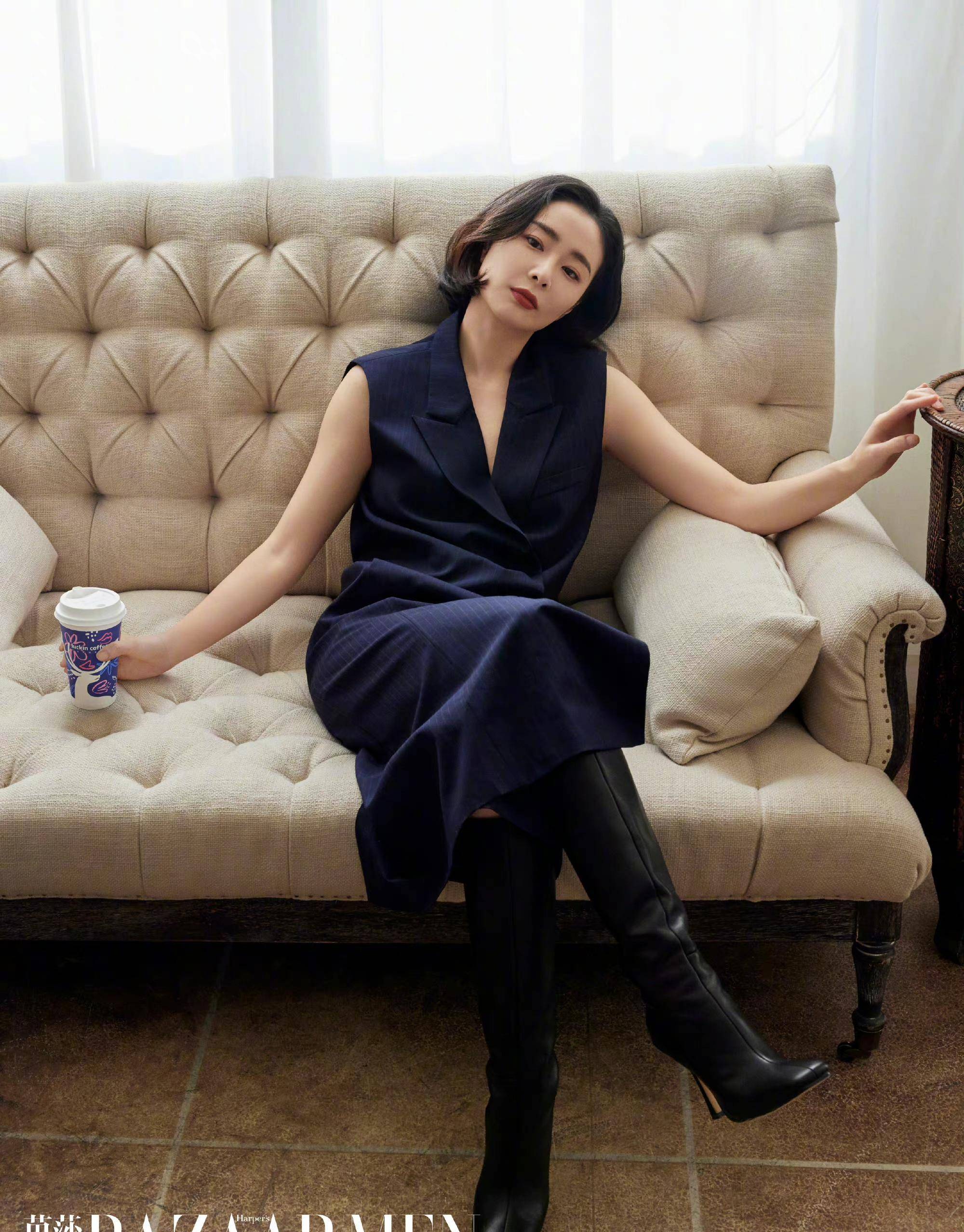 黑色吊带连衣裙包裹住较好身材,在光影效果下,高叶身