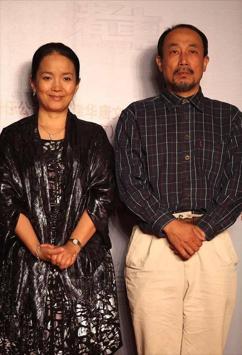 吕丽萍夫妇疑回国养老!与孙海英移民失败,满头白发朴素无人识