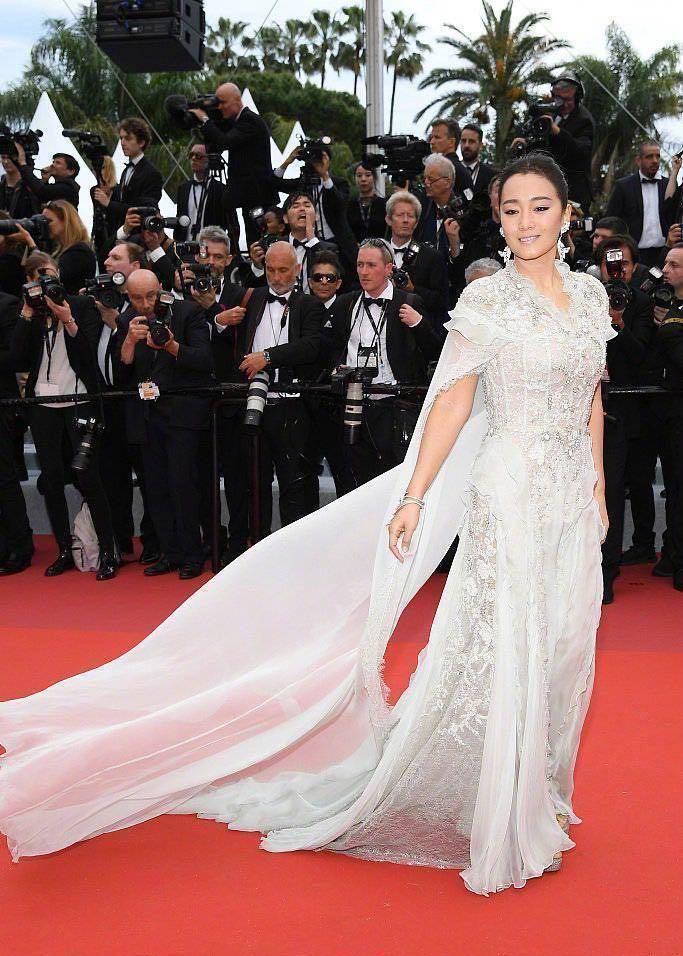 巩俐谈戛纳红毯服装,一句话让众多蹭毯网红和李宇春情何以堪