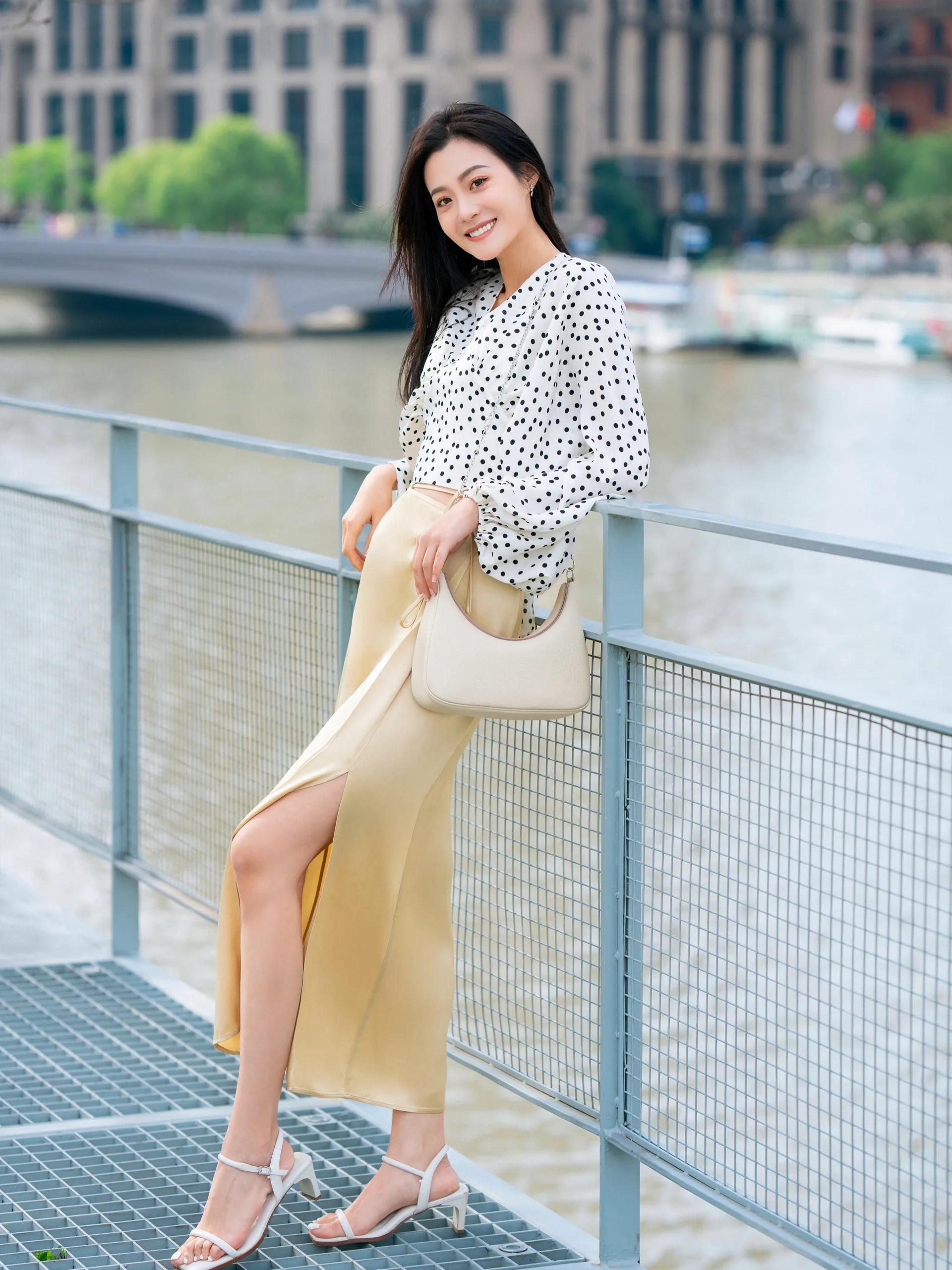 日常很常见的场景,在保证安全的前提下,可以靠着栏杆拍,利用靠的姿势