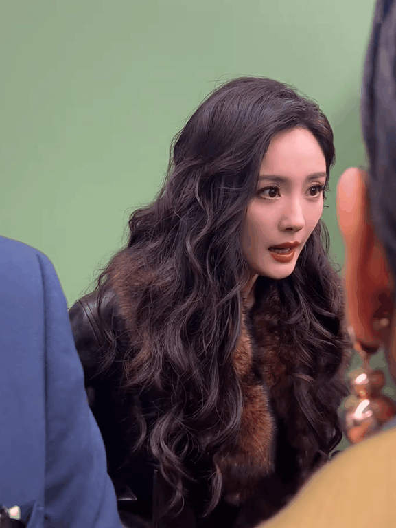 但起码在杨幂的舒适圈,整体符合她的气质与年龄,也镇得住场子