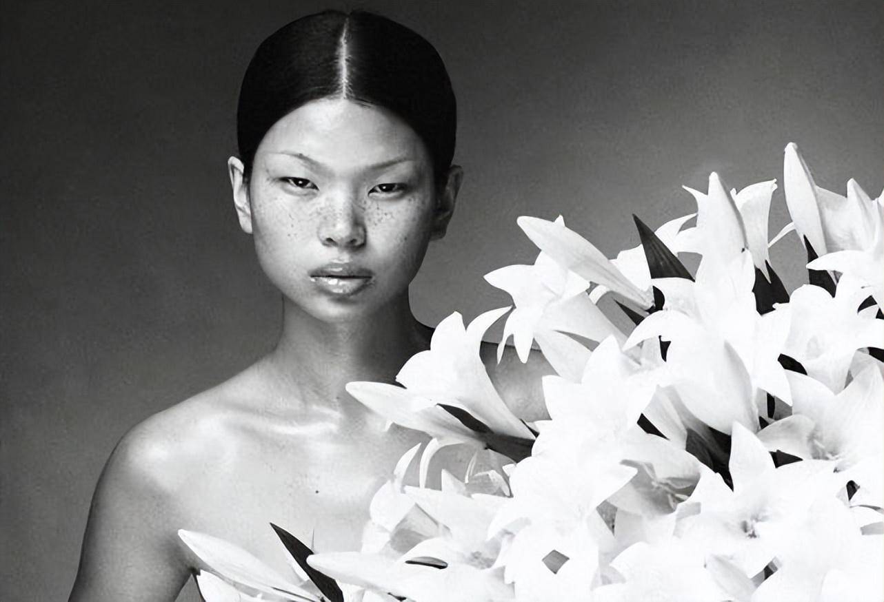 国际超模吕燕,长相不佳却能嫁给国外贵族,混血儿子颜值超高