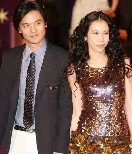 在莫文蔚和初恋结婚前,她和冯德伦有过几年的恋情,两个人在一起很久