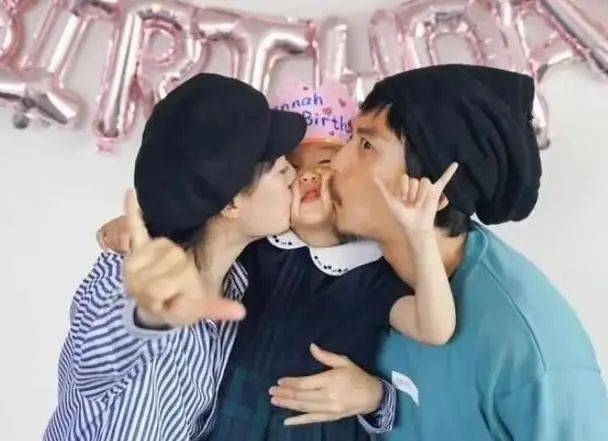 孙俪邓超为女儿庆生,小花妹妹10岁了,脸蛋儿被爸妈亲变形好有爱