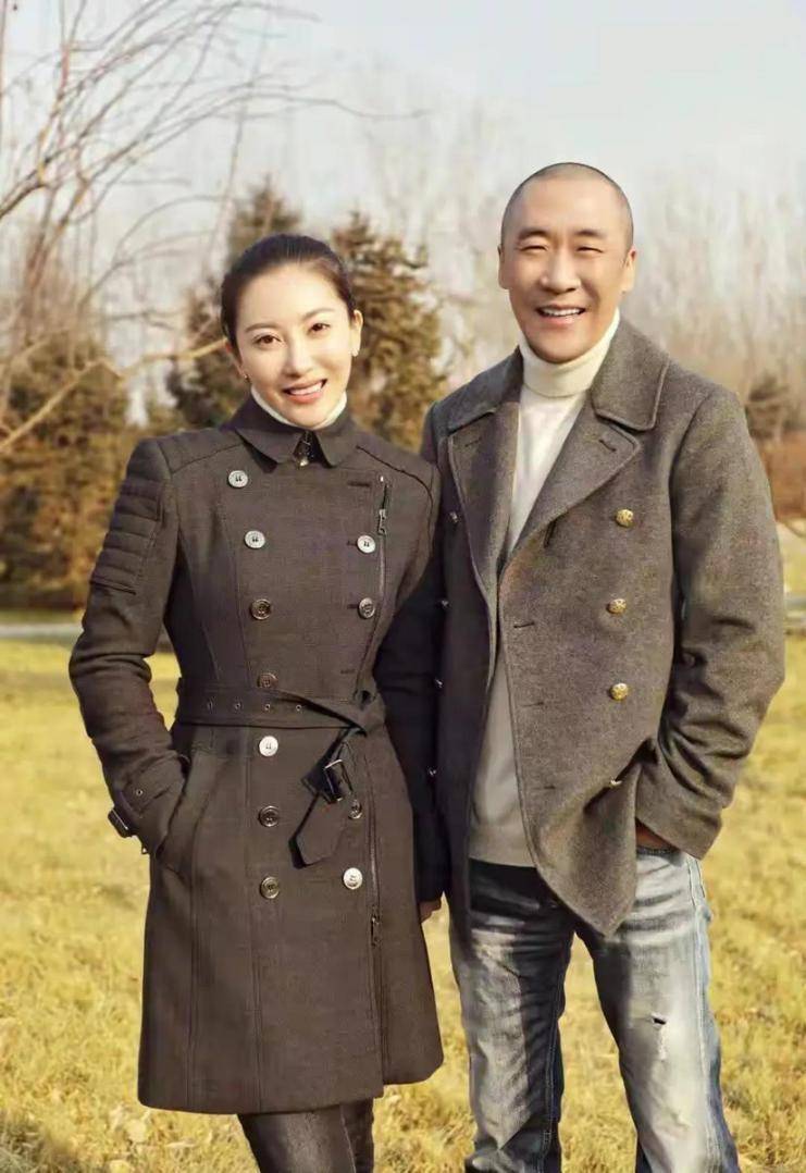 可以看出章子男的身形是属于较为高挑的类型,而这种