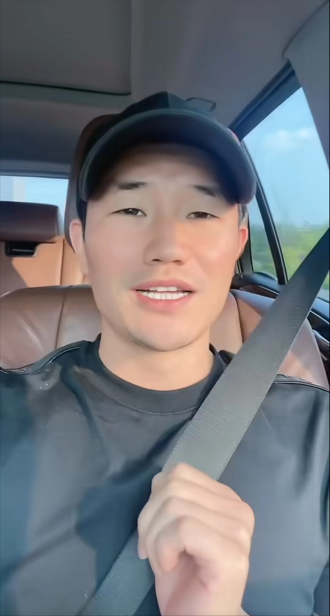 嘎子哥陷诈捐漩涡,北京红会成员为灾民捐西服,收获人竟是捐赠人