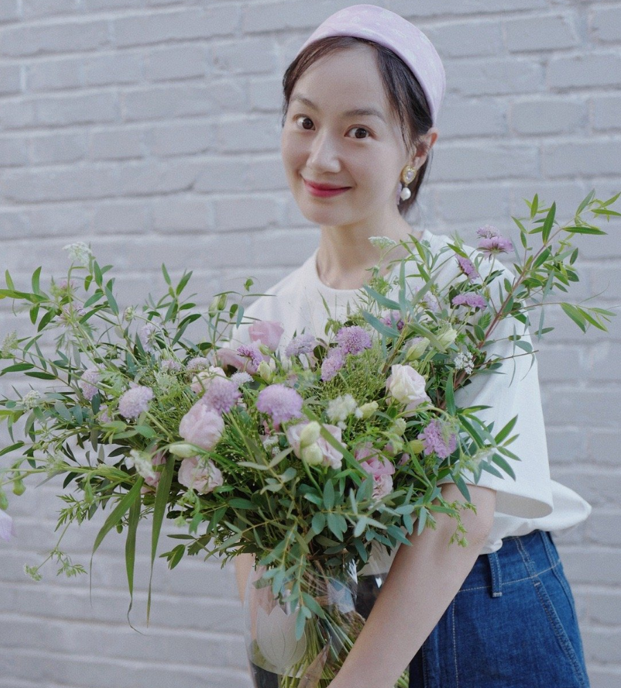 而战菁一喜欢穿着简单的白t加牛仔裤流连于山水之间;战菁一不同于圈内