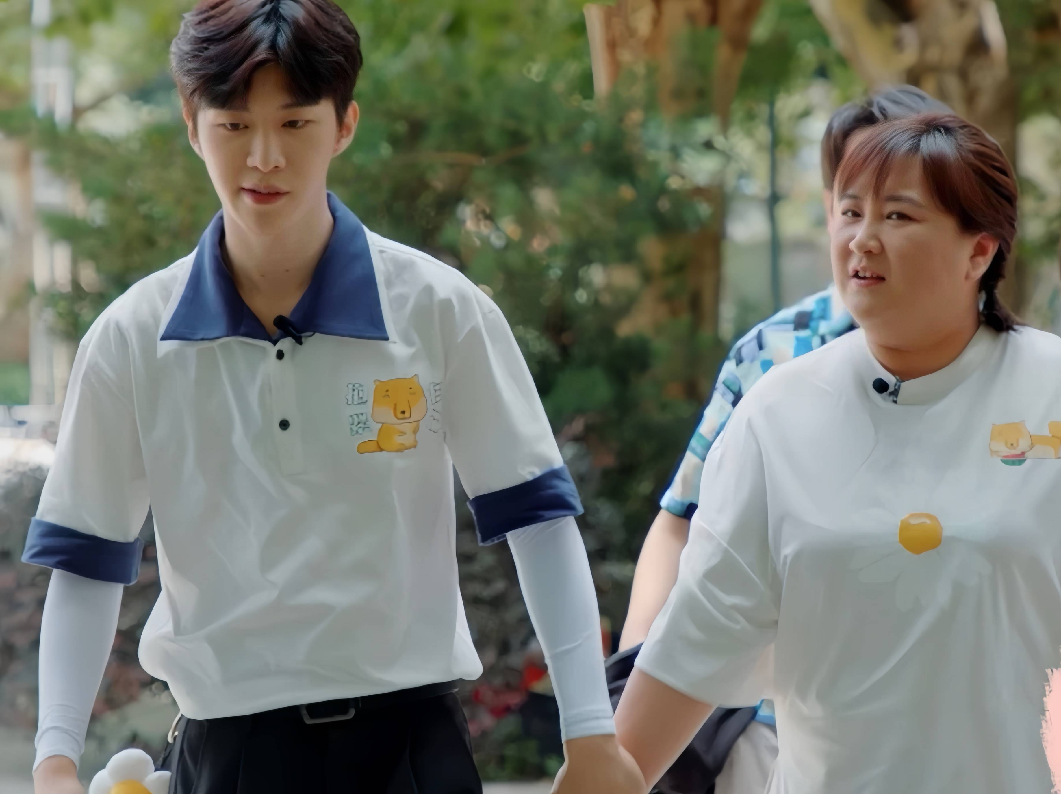 网曝贾玲和范丞丞秘恋生子,范丞丞发文回应,两人真实关系引热议